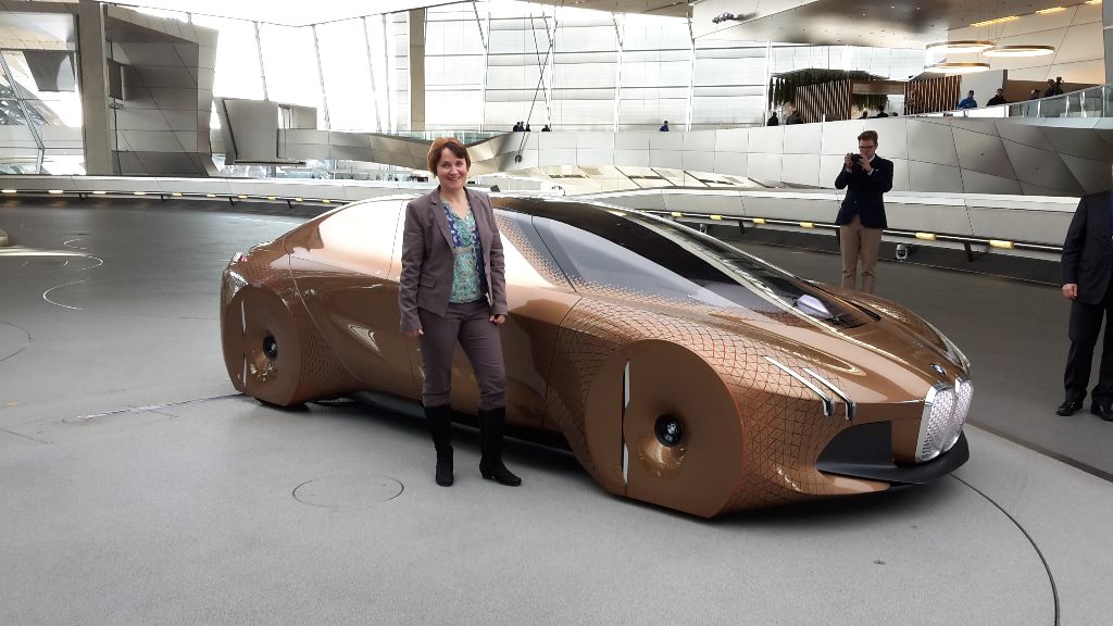 Regina Prokopetz vor dem BMW Vision Car 'Next 100'